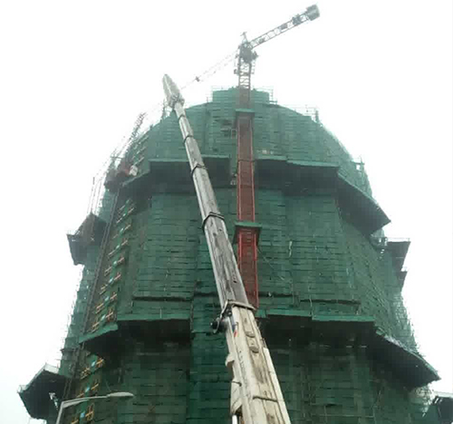 川汇吊车在工地上作业